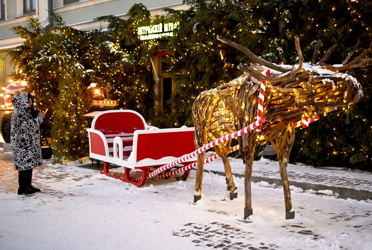 俄罗斯街头换圣诞装饰迎接冬日假期