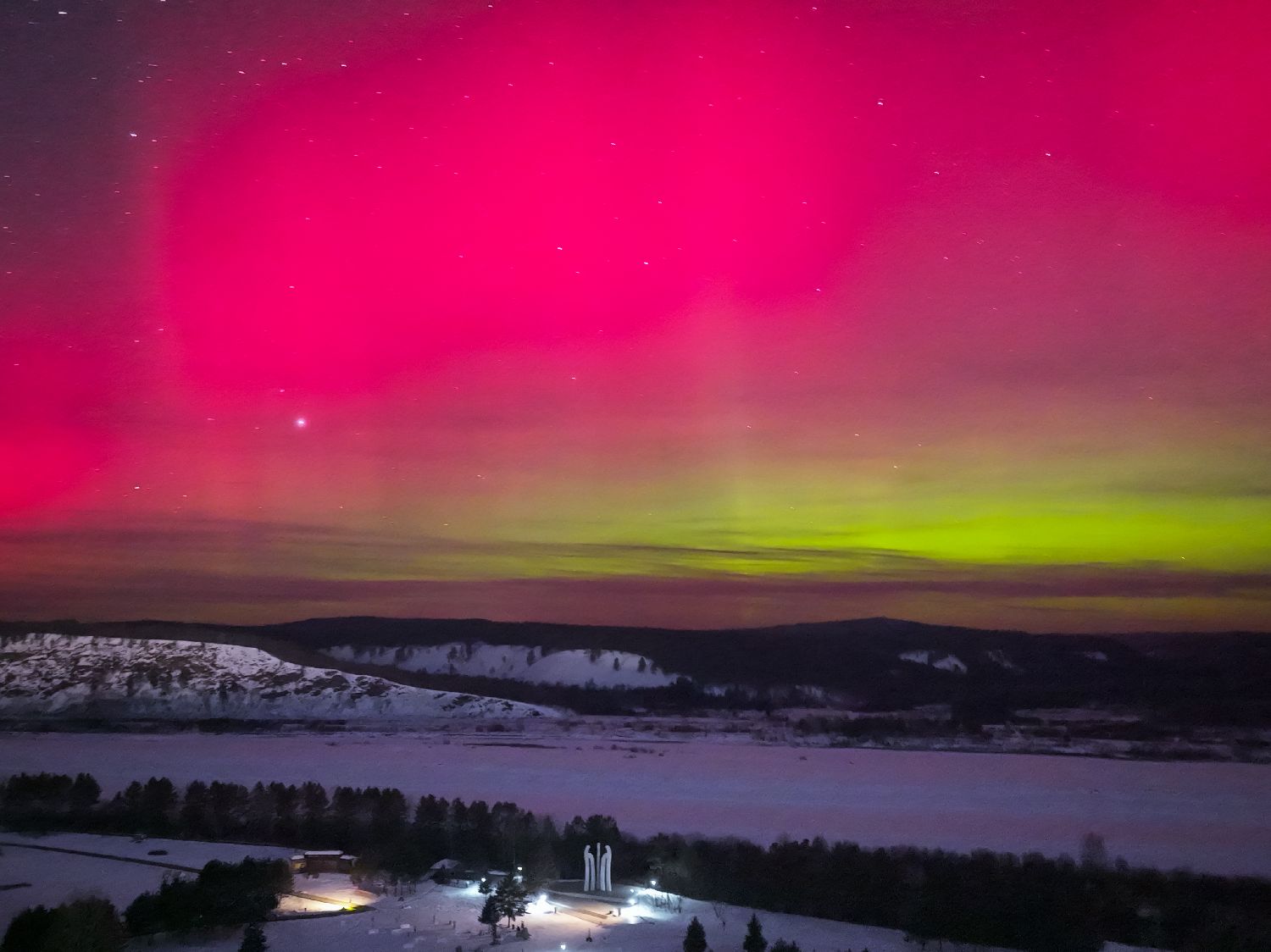 黑龙江漠河：新年第一天迎来绚丽北极光, image size:1500x1124
