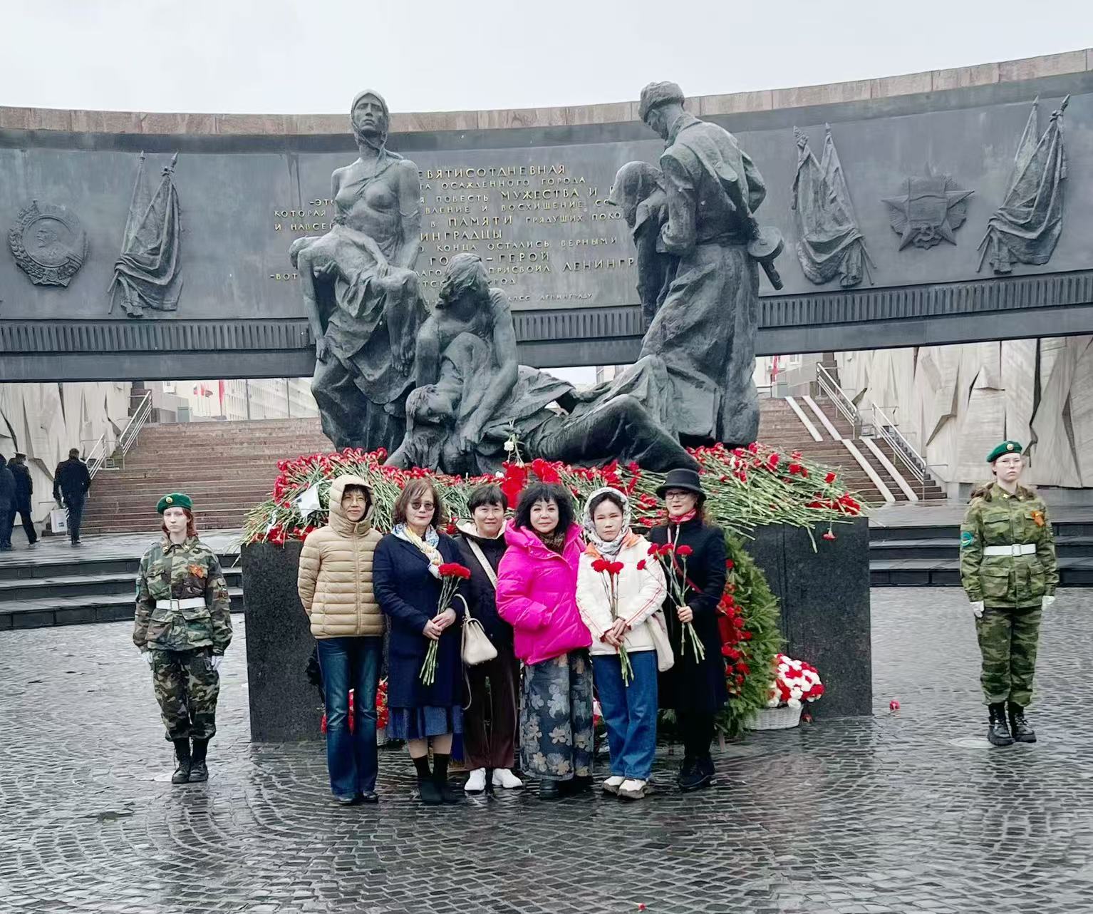 纪念二战胜利80周年圣彼得堡华人妇女联合会为苏军烈士献花