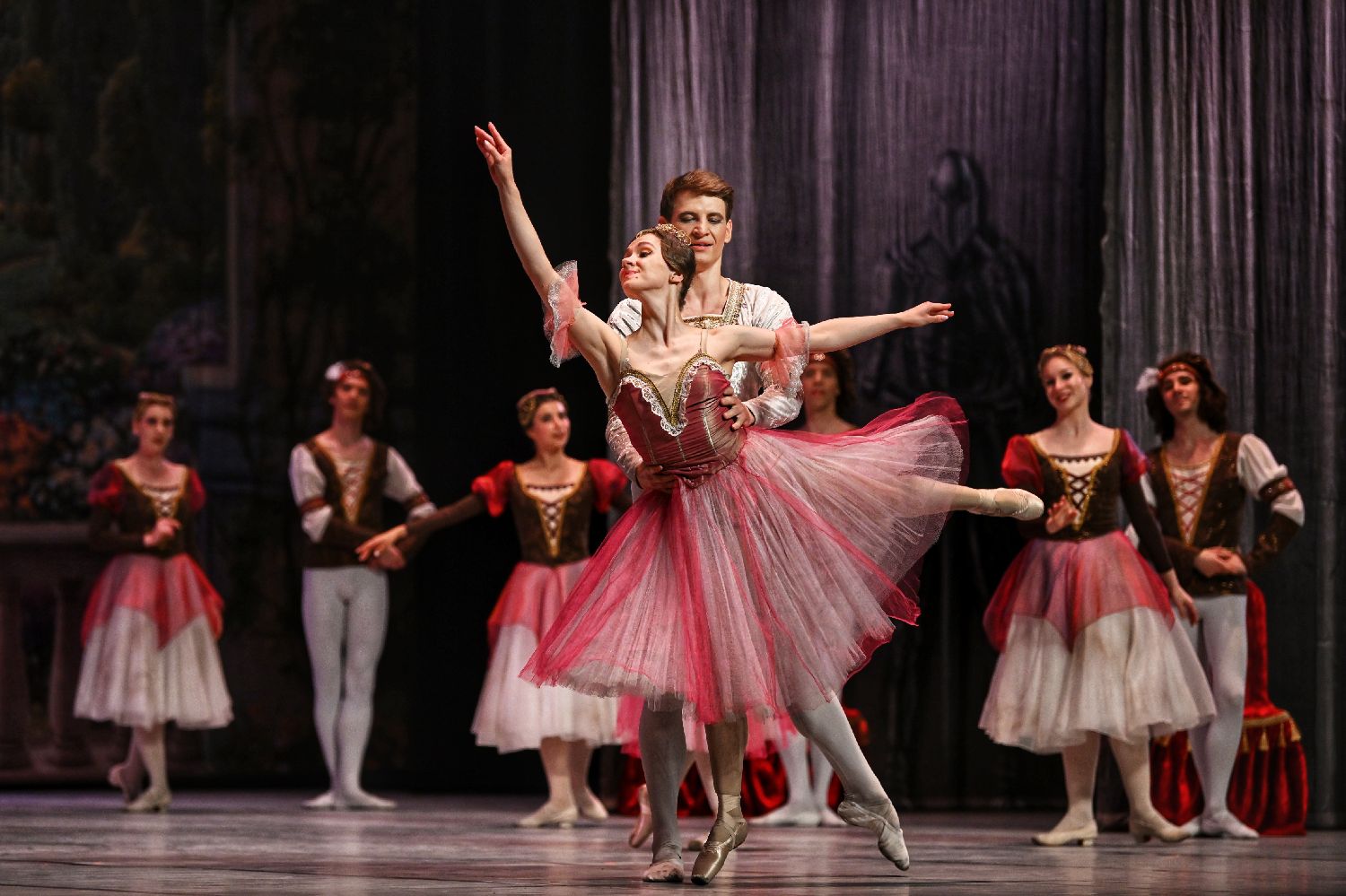 百年经典芭蕾舞剧《天鹅湖》在天津上演