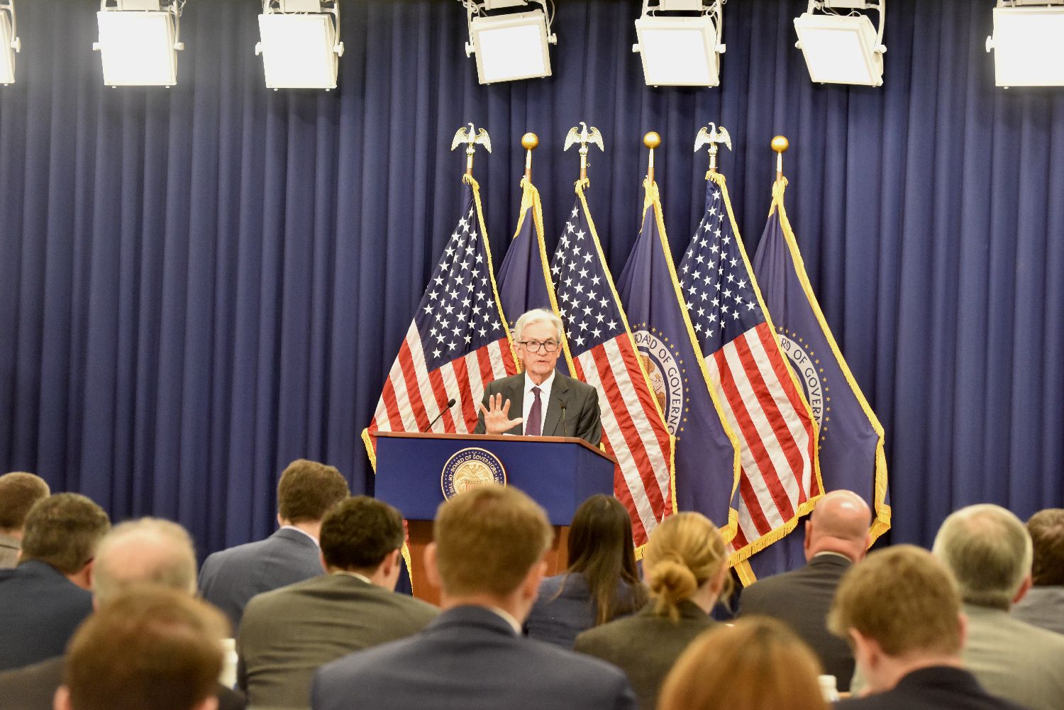 美联储继续维持利率不变